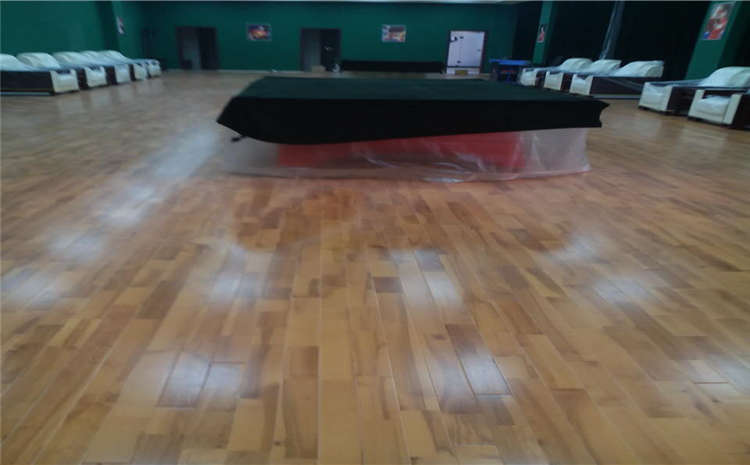 松木羽毛球館木地板怎么保養？