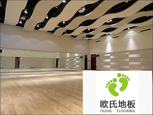 選擇體育場館木地板時(shí)不能過分追求它的外觀