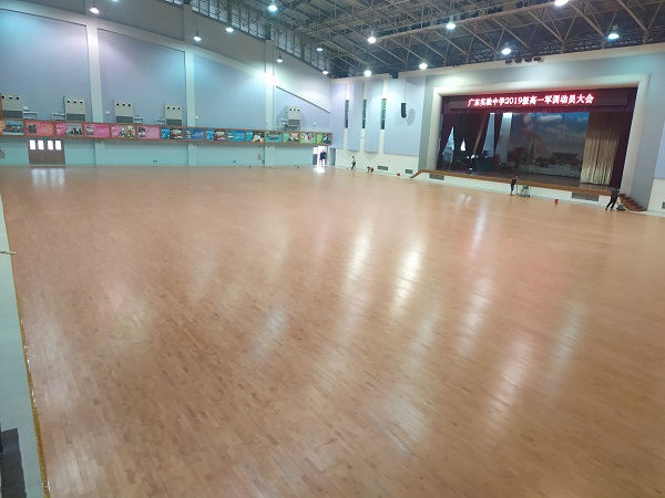 廣東實驗中學楓木雙層龍骨木地板施工案例
